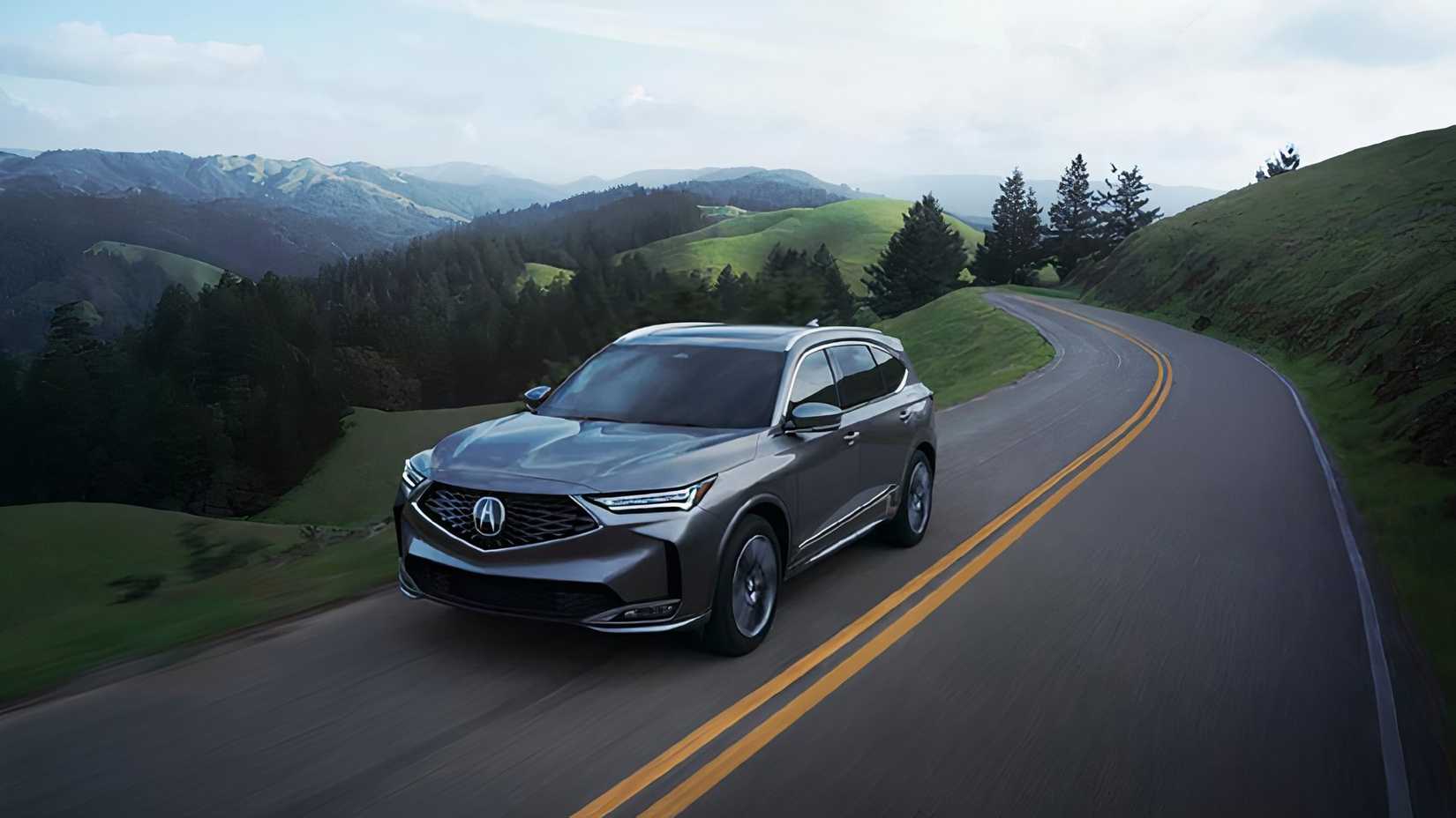 2025 Acura MDX em prata dirigindo em estradas secundárias