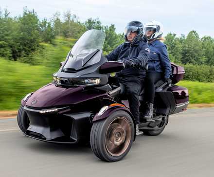 Piloto e passageiro em um Can-Am Spyder RT Sea-to-Sky 2025