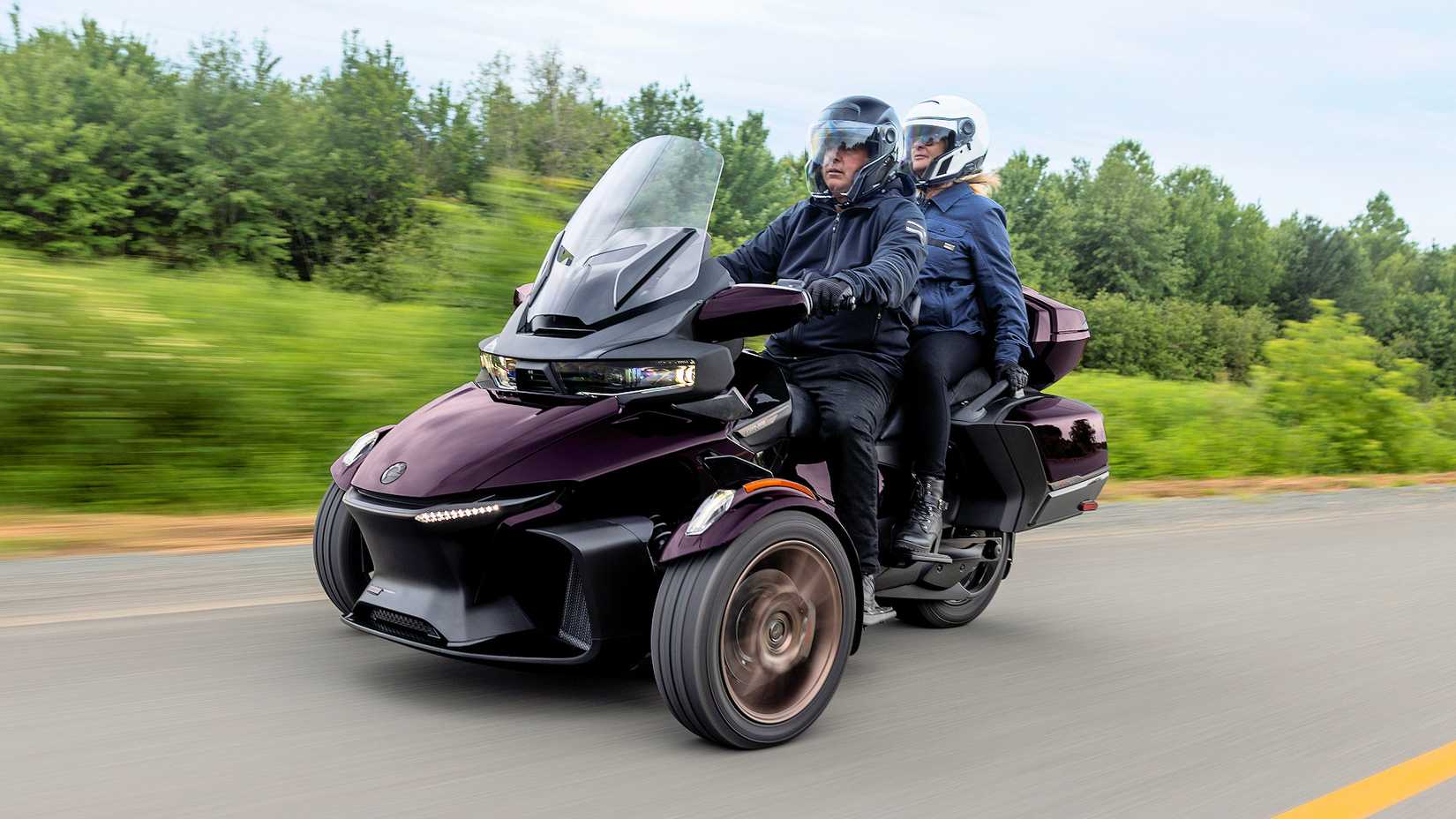 Piloto e passageiro em um Can-Am Spyder RT Sea-to-Sky 2025
