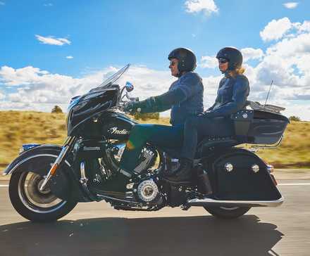Piloto e passageiro em um Indian Roadmaster 2025