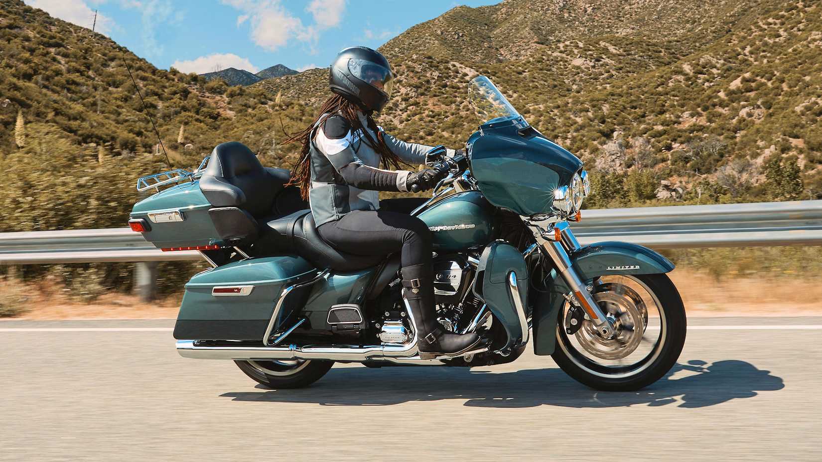 Piloto em uma Harley-Davidson Ultra Limited 2020