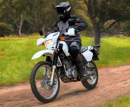 Piloto em uma Suzuki DR650S 2022