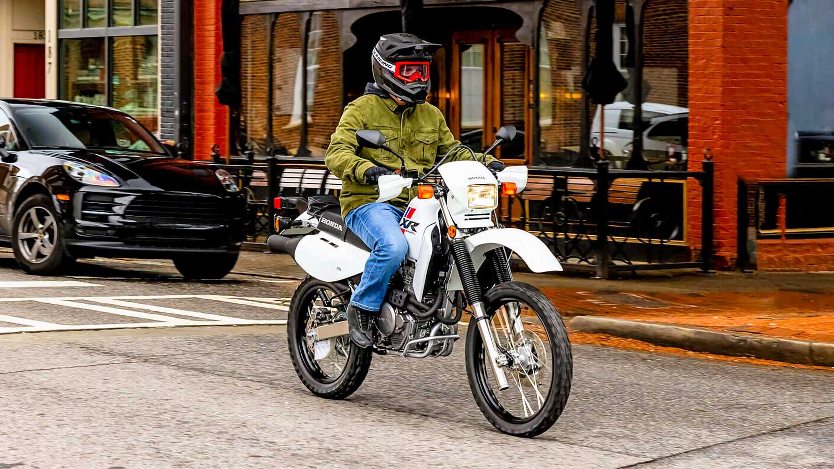 Piloto em uma Honda XR650L 2025 em uma rua da cidade