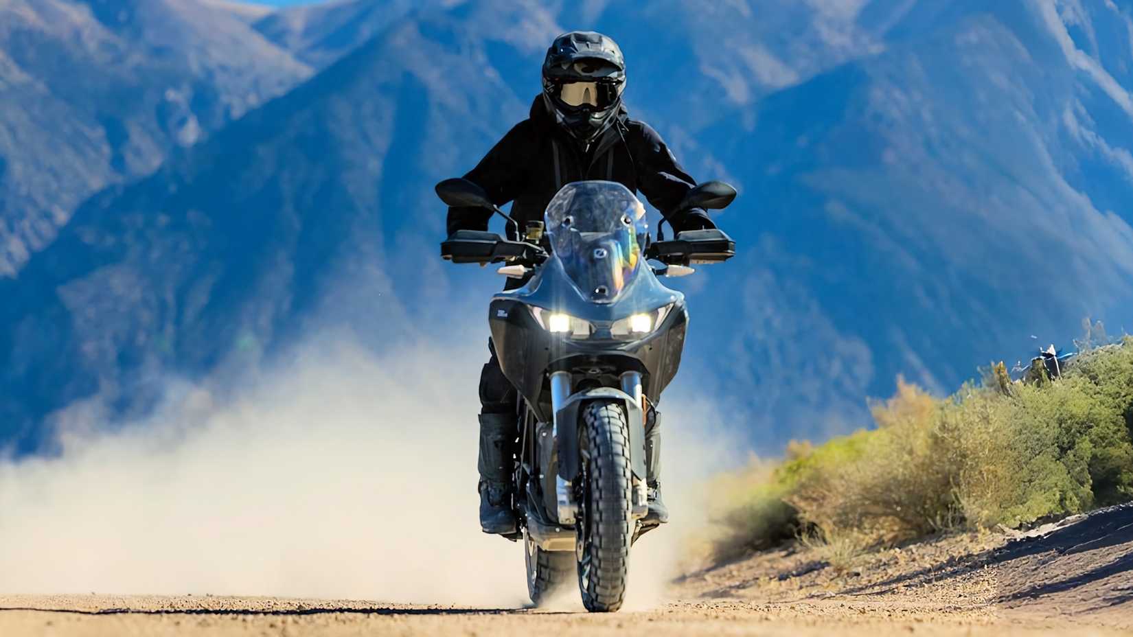 Piloto em um 2025 Zero DSR/X