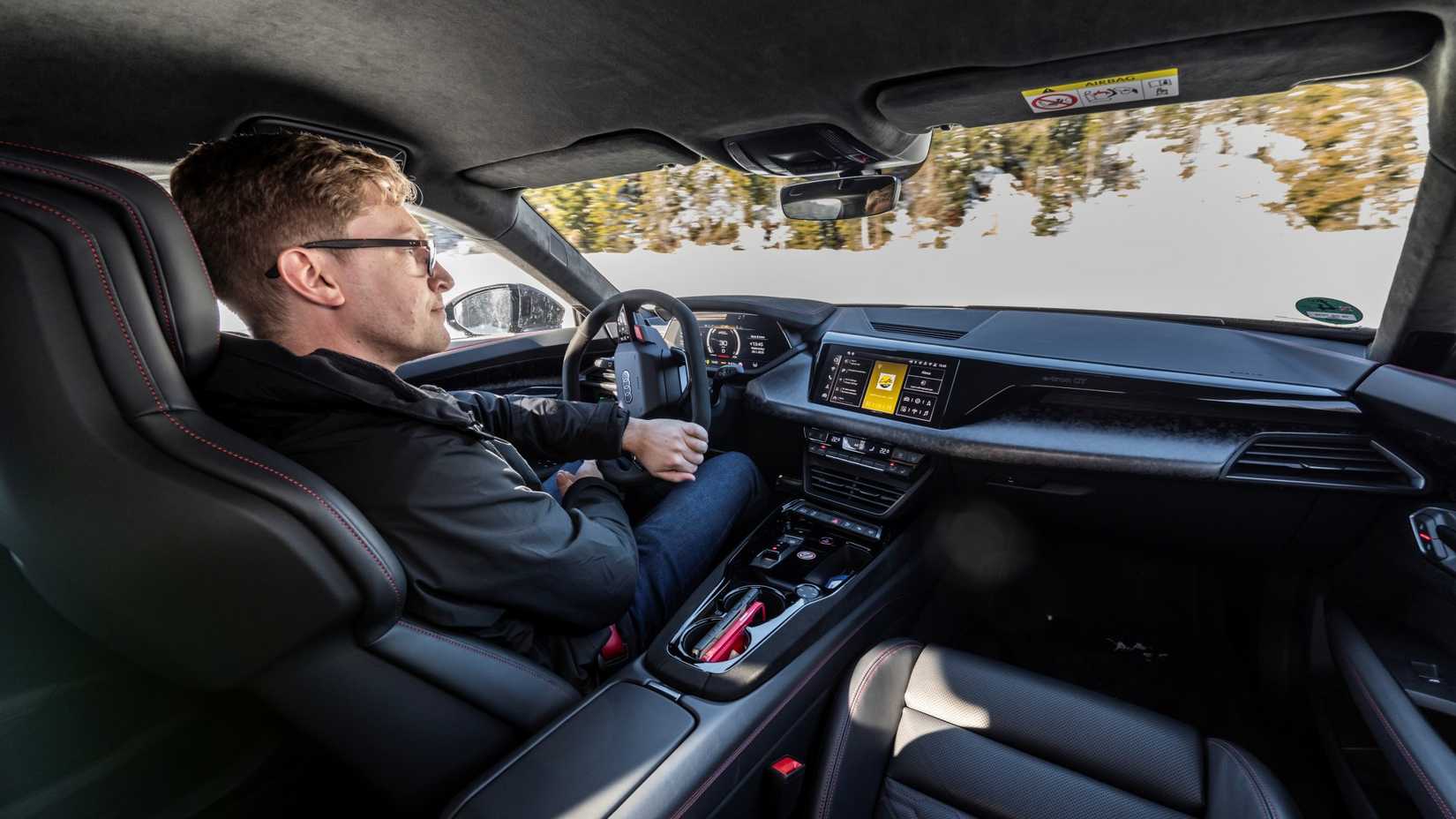 O editor-chefe da CarBuzz, Roger Biermann, dirigindo o Audi RS e-tron GT no gelo.