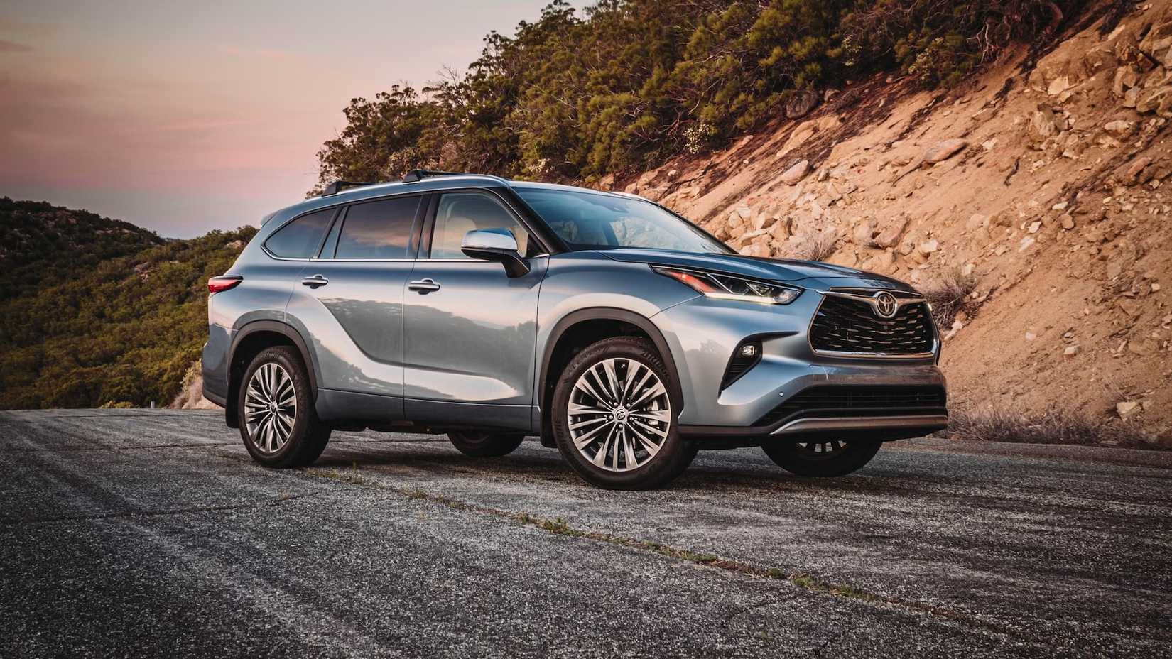 2025 Toyota Highlander em prata estacionado