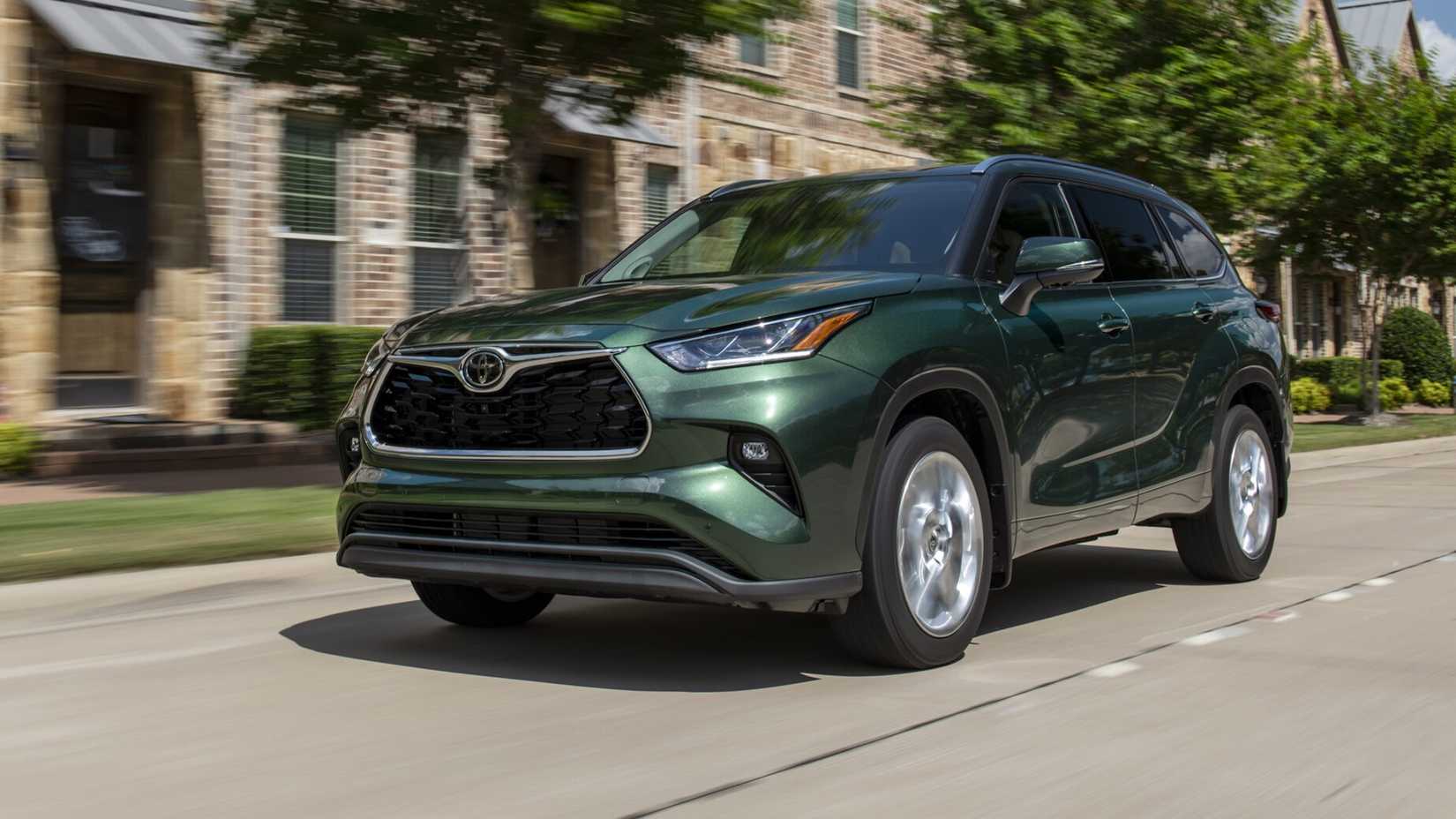 2025 Toyota Highlander Hybrid em verde sendo conduzido