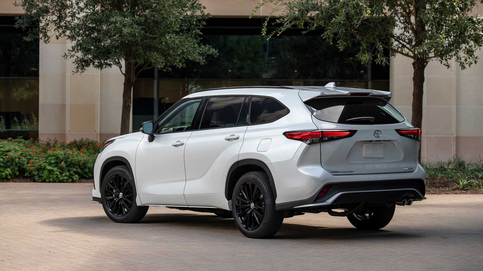 Toyota_2025_Highlander_Turbo_XSE_WindChillPearl_0003