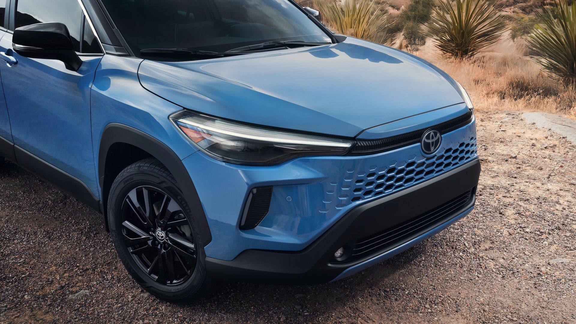 Detalhe frontal azul Toyota Corolla Cross 2026