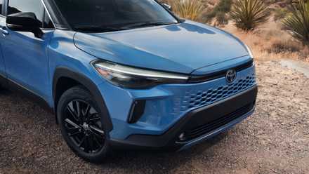 Detalhe frontal azul Toyota Corolla Cross 2026