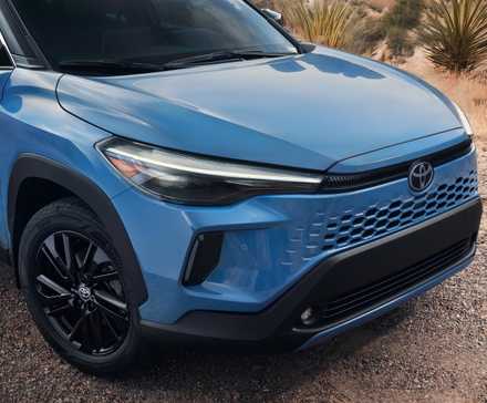 Detalhe frontal azul Toyota Corolla Cross 2026