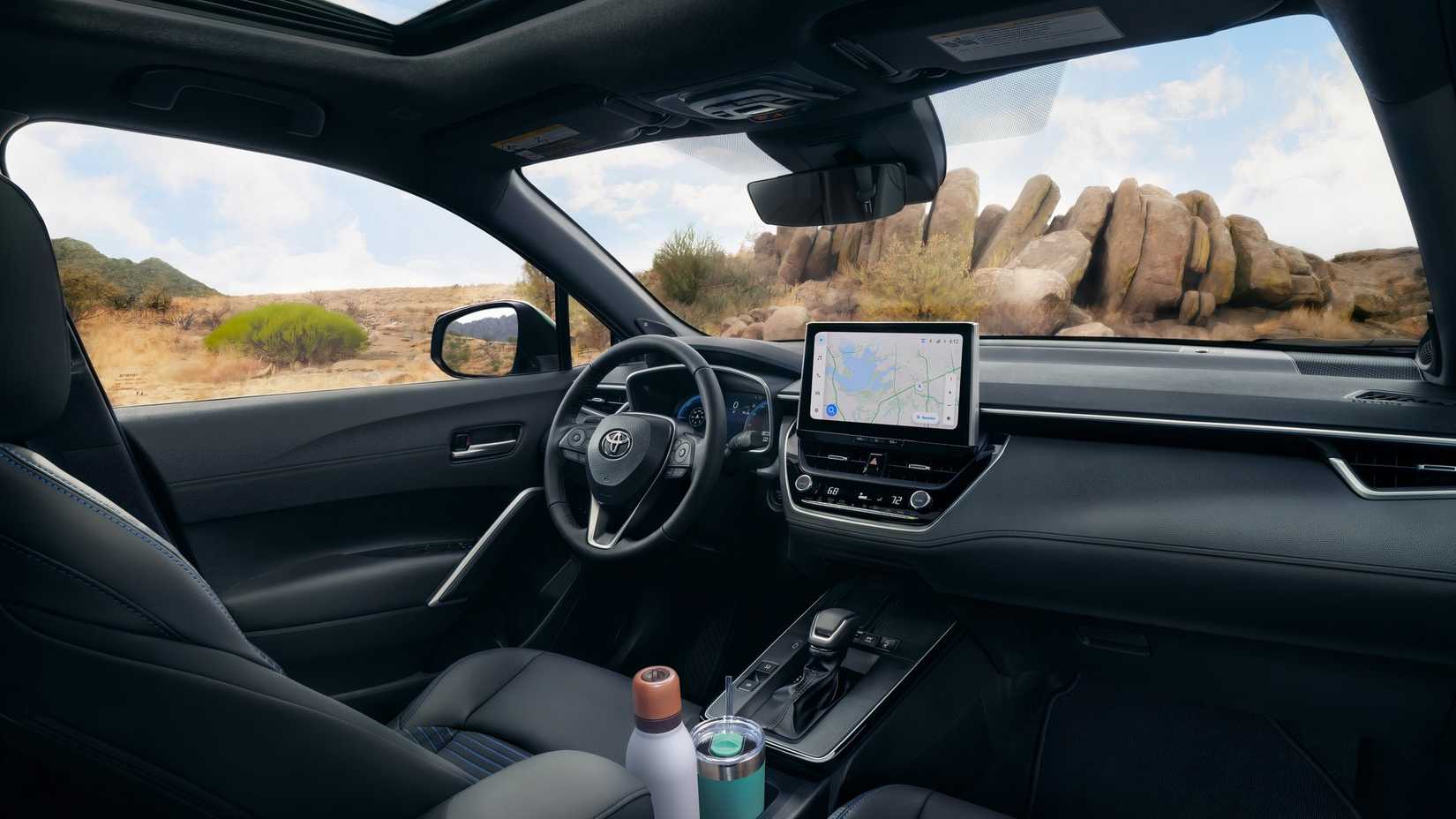 Foto do interior do Toyota Corolla Cross 2026 mostrando o painel
