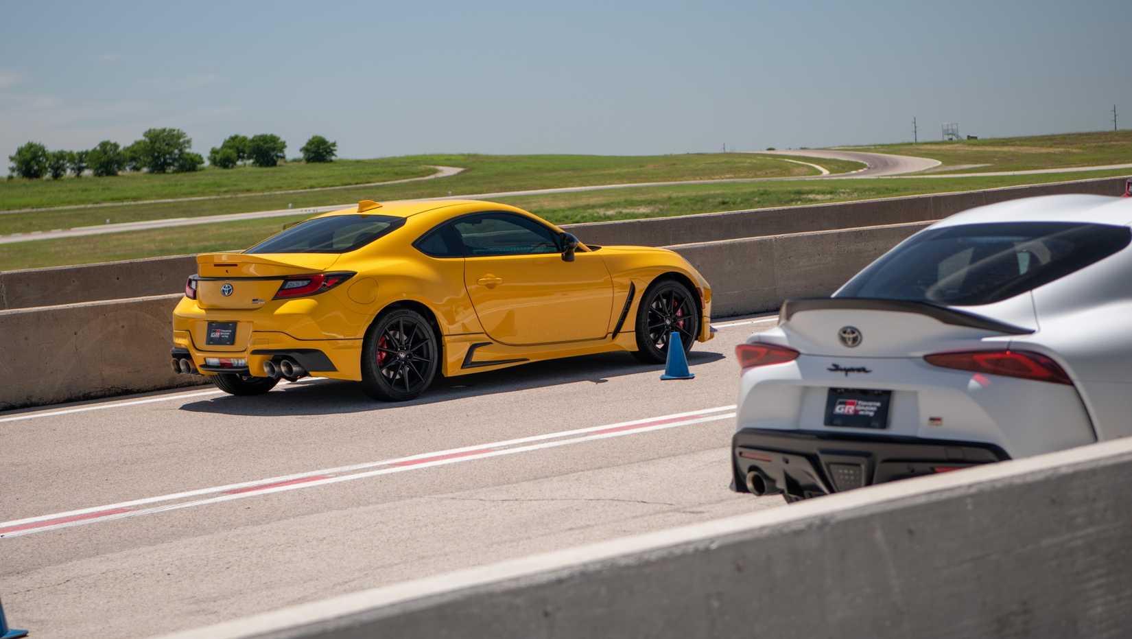 Toyota GR86 e Toyota GR Supra no Eagles Canyon Raceway na pista