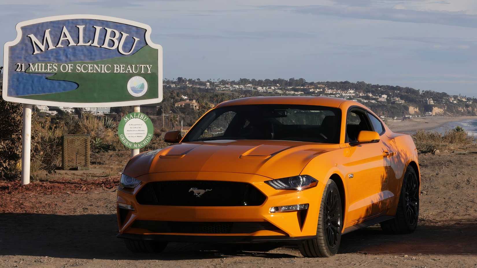 Ford Mustang GT (2018), front quarter view