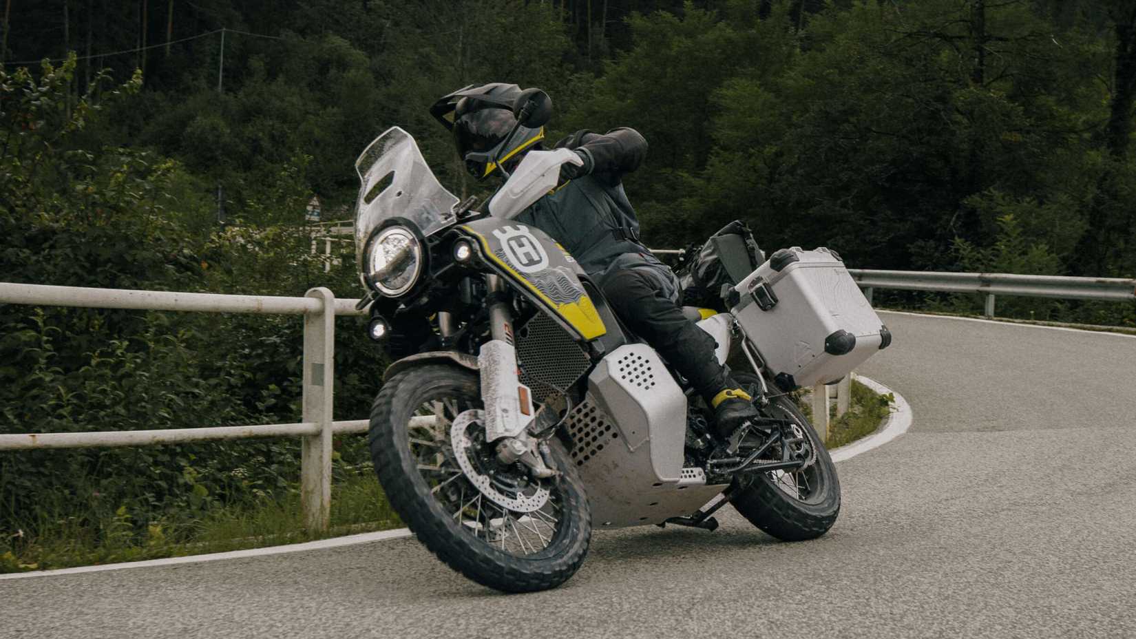 2025 Husqvarna Norden 901 Expedition curvas em asfalto hd ADV visualização de papel de parede