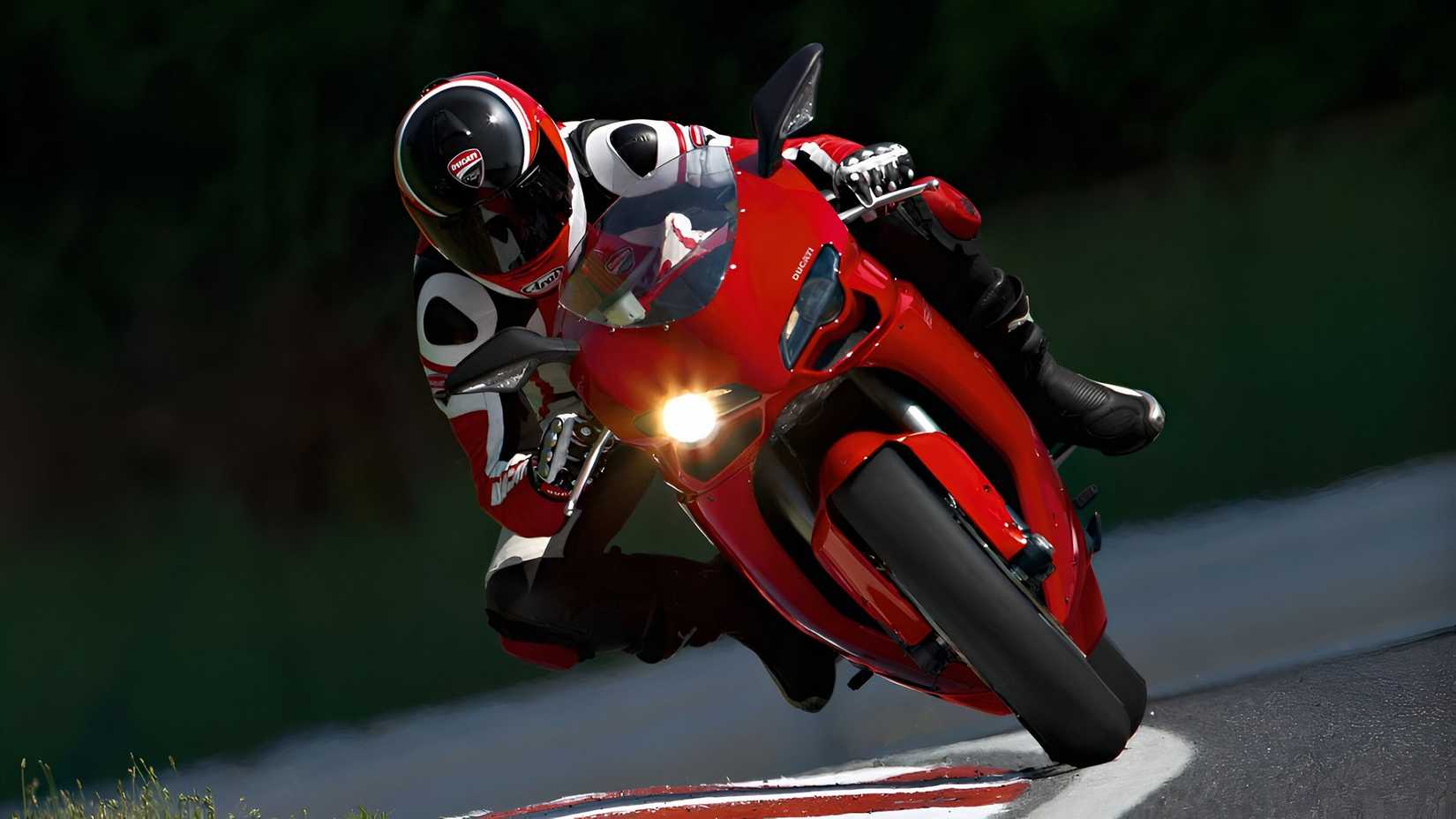 Red Ducati 1198 curvando na pista frontal