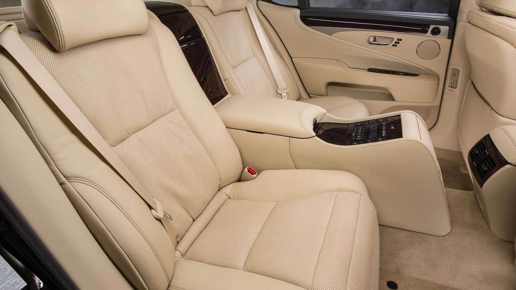 2013 Lexus LS rear seat