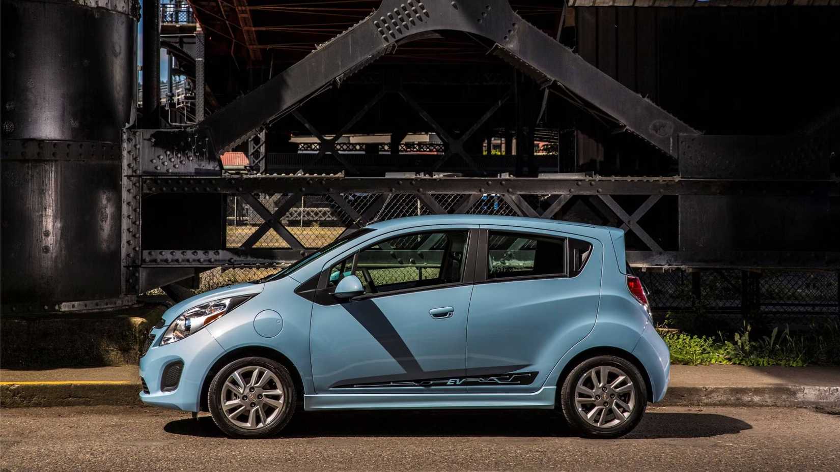 Uma foto de perfil da lateral do Chevrolet Spark EV 2014