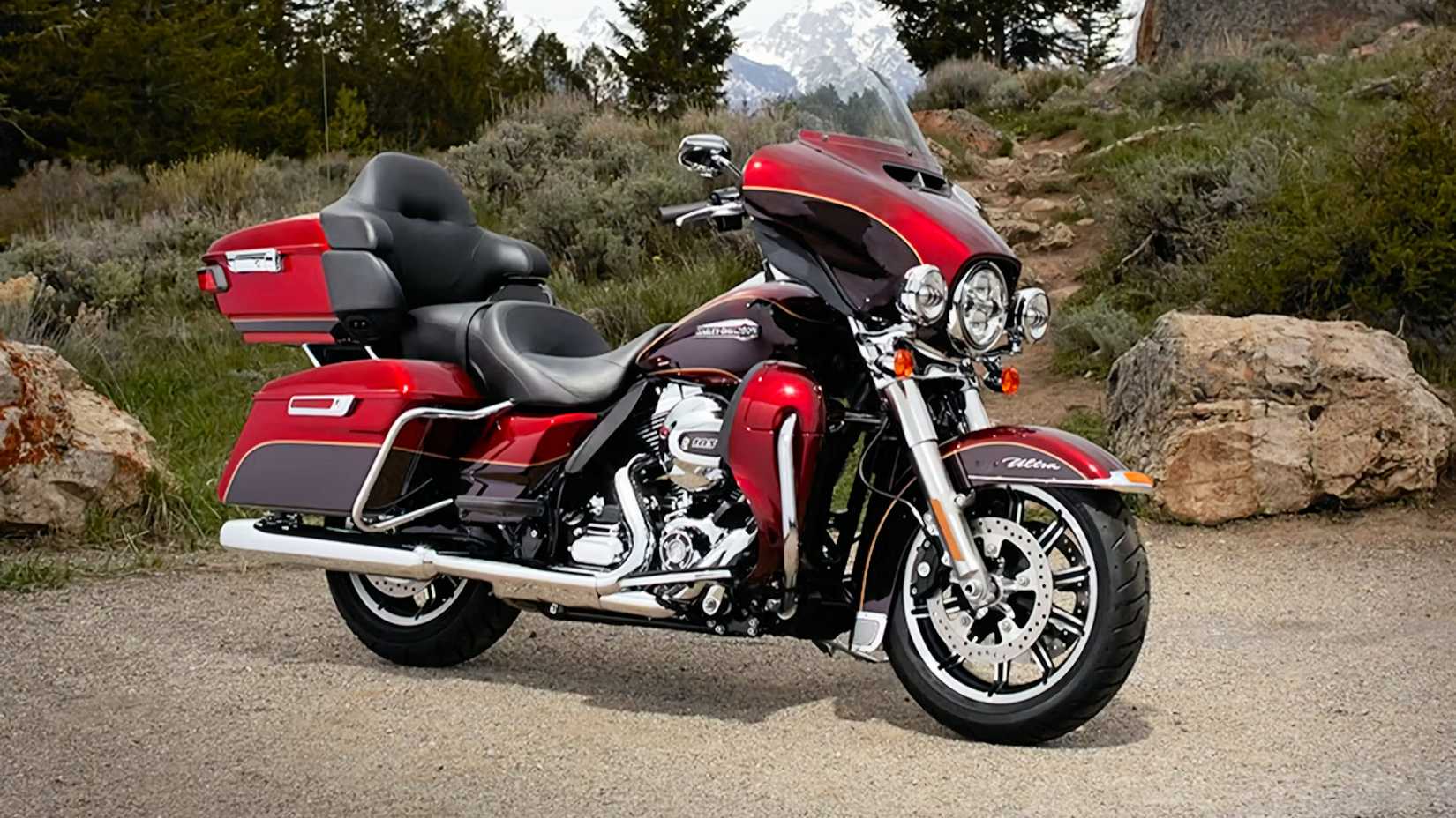 2014 Harley-Davidson Electra Glide Ultra Classic static front quarter shot