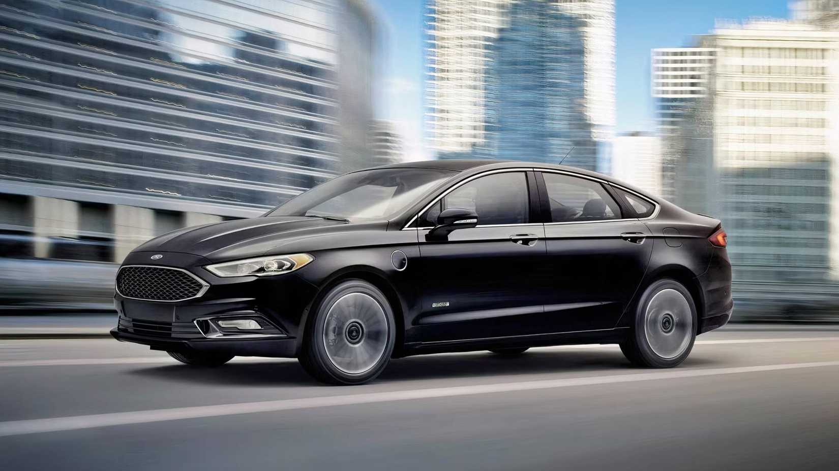 2018 Ford Fusion Energi frente três quartos