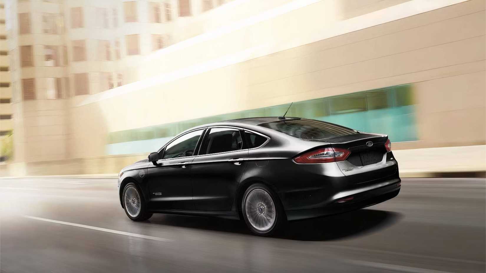 2018 Ford Fusion Energi traseira três quartos