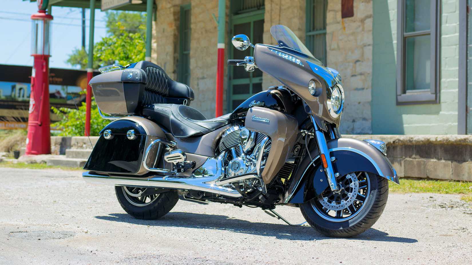 2018 Indian Roadmaster static front quarter shot