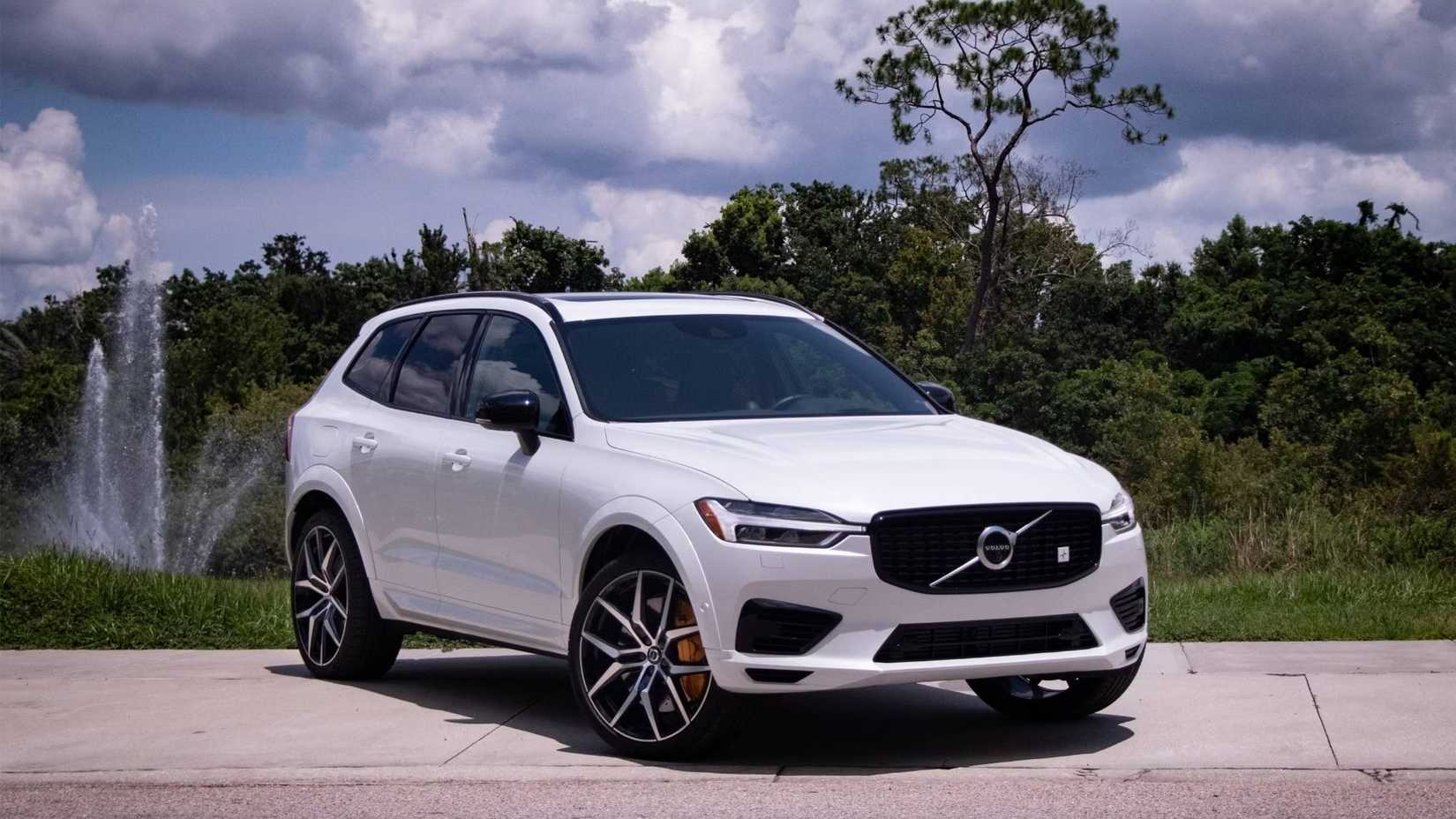 2019 Volvo XC60 Hybrid Front Three Quarter