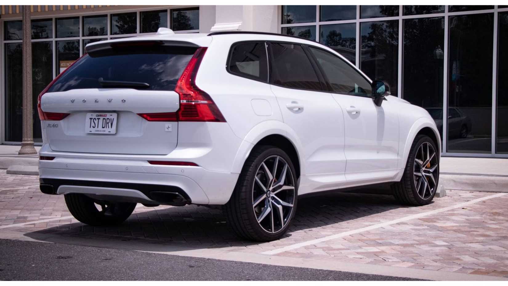 2019 Volvo XC60 híbrido traseiro três quartos