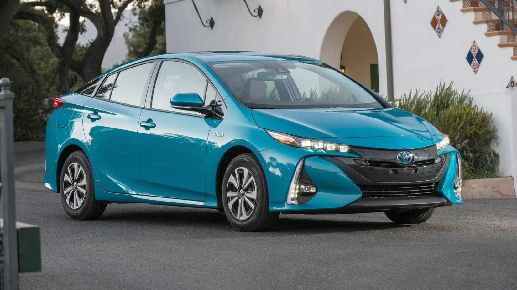 2020 Toyota Prius Prime Front Three Quarter estacionado na garagem