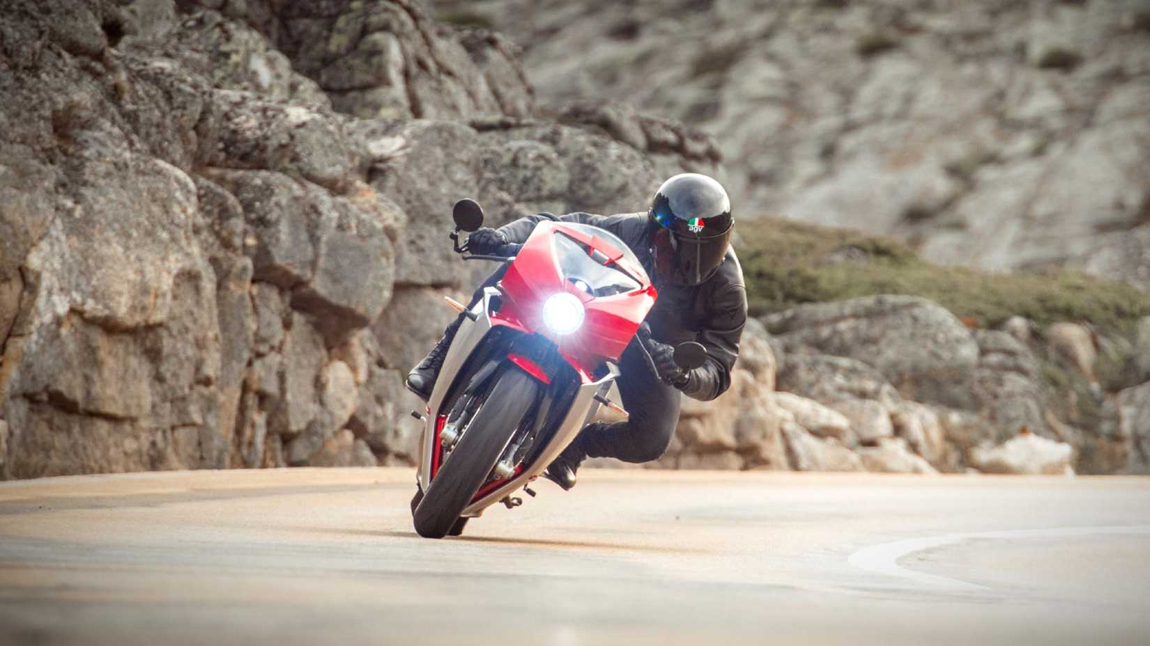 2023 MV Agusta Superveloce 800 Cornering
