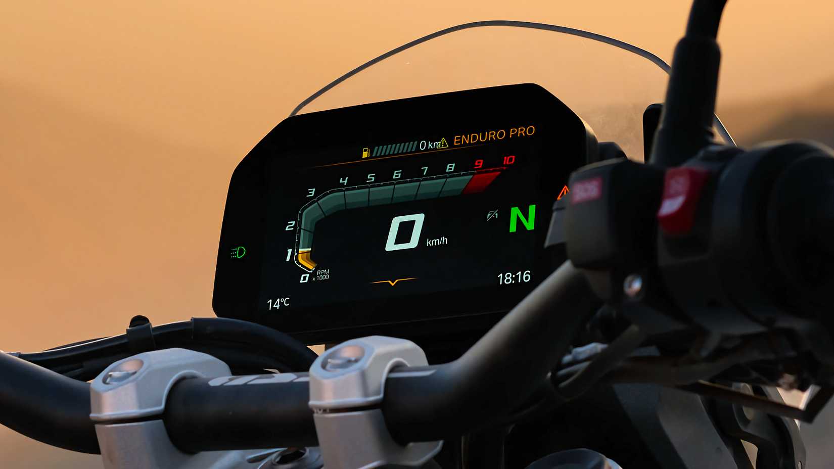 Detalhe do display de instrumentos da BMW R 1300 GS 2025