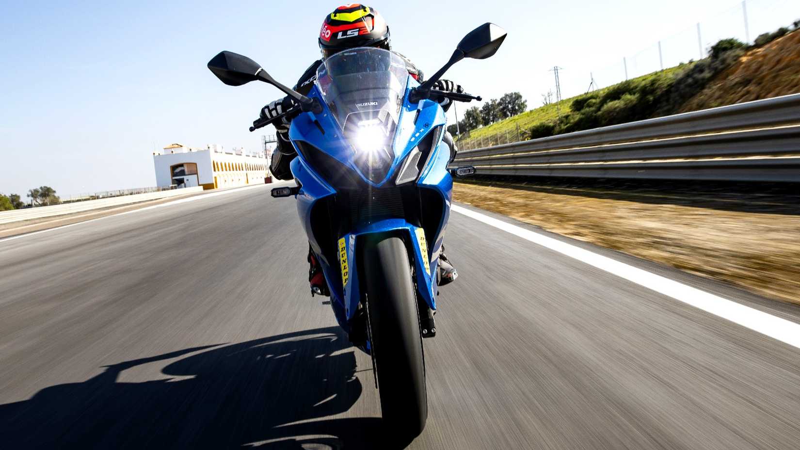 2024 Suzuki GSX-8R Front Panning Shot
