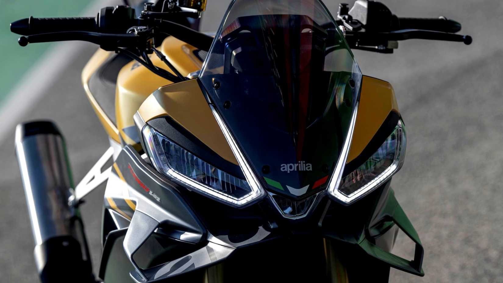 2025 Aprilia Tuono V4 1100 farol close-up detalhe