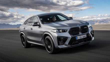 2025 BMW X6 M em prata sendo conduzido