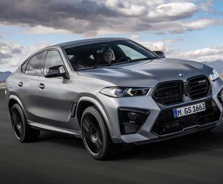2025 BMW X6 M em prata sendo conduzido