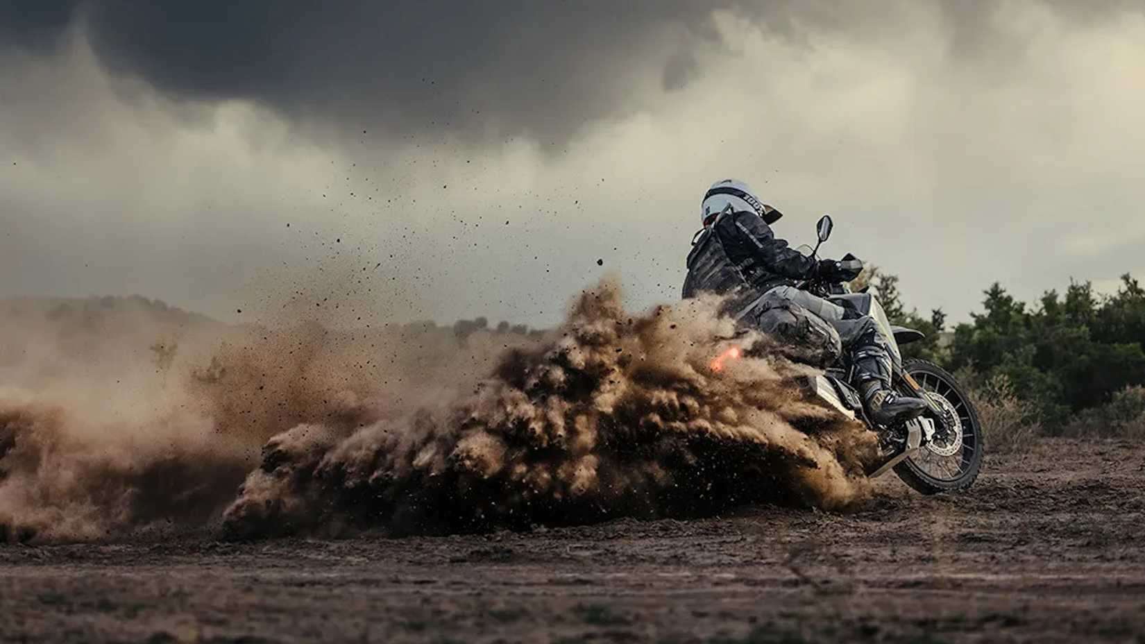 2026 CFMoto Ibex 450 Sliding In The Dirt, vista traseira do terceiro quarto