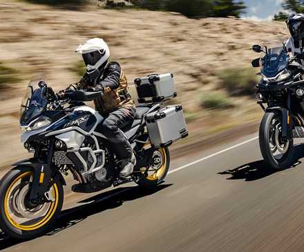 2025 CFMoto Ibex 800 E rolando na estrada, foto cinematográfica