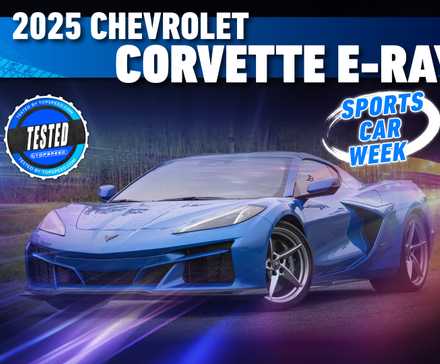 Azul 2025 Chevrolet Corvette E-Ray frente três quartos com fundo e