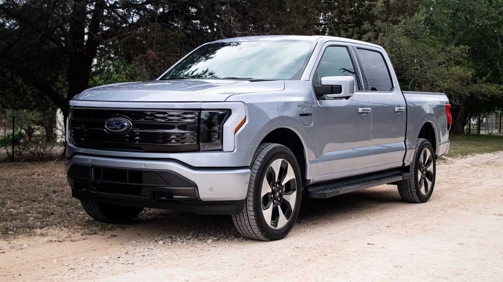 2025 Ford F150 Lightning Frente Três Quartos