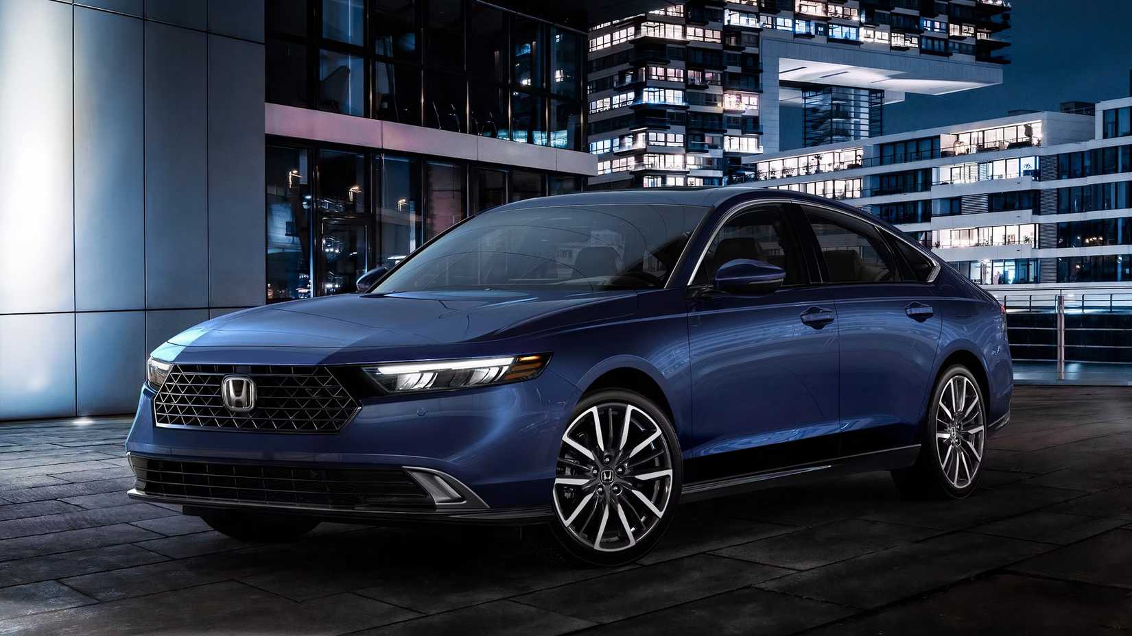 Foto frontal 3/4 de um Honda Accord 2025 estacionado na cidade