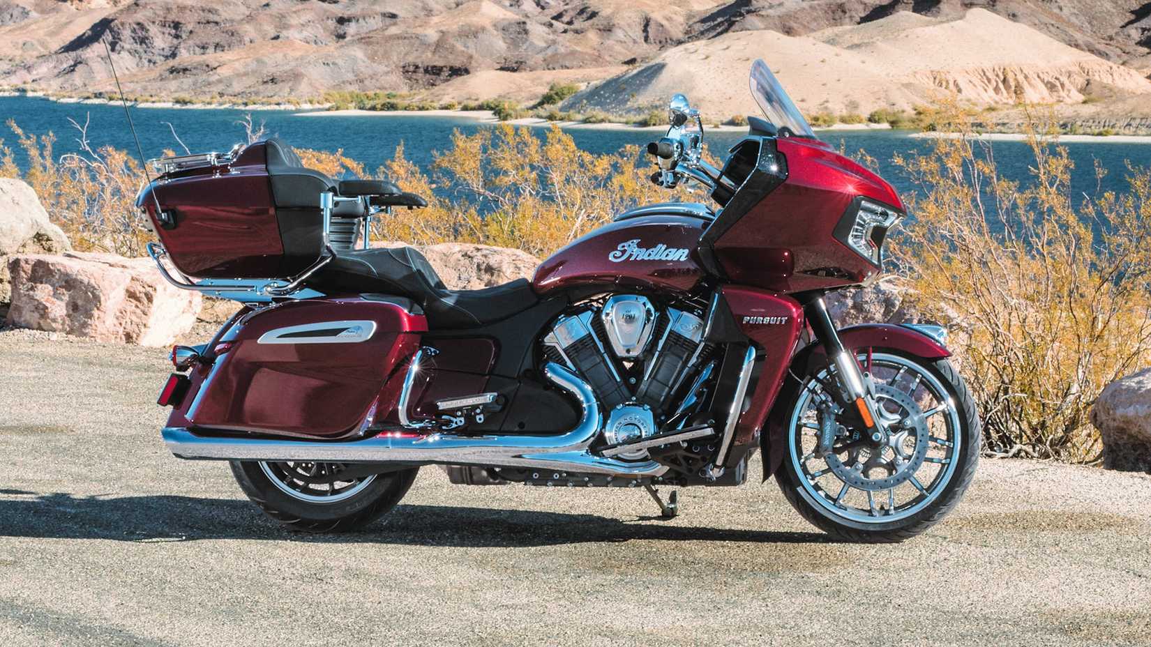 Red 2025 Indian Pursuit Limited estacionado na estrada foto de perfil estático