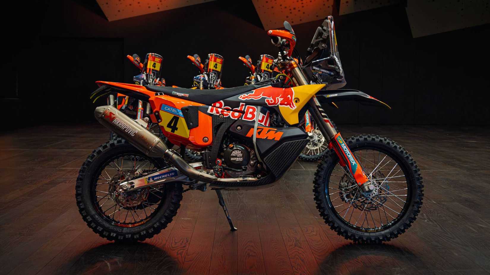 Vista lateral da edição 2025 KTM 450 Rally Replica Sanders estacionada