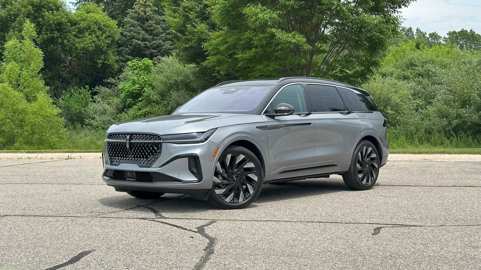 2025 Lincoln Nautilus Black Label AWD -- Front Three-Quarter 02