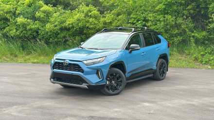 2025 Toyota RAV4 XSE com tração nas quatro rodas dianteira três quartos 03