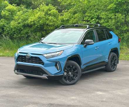 2025 Toyota RAV4 XSE com tração nas quatro rodas dianteira três quartos 03