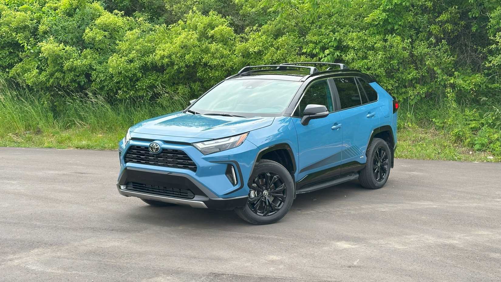 2025 Toyota RAV4 XSE All-Wheel Drive Front Three-Quarter 03