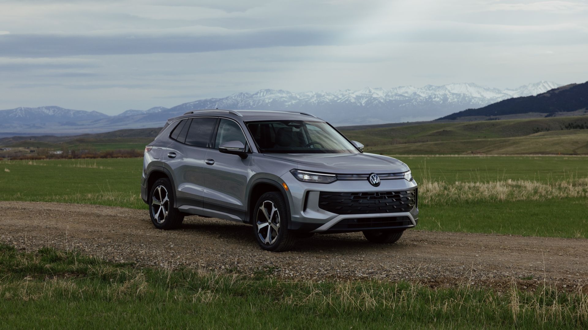 2025 Volkswagen Tiguan Front Three-Quarter