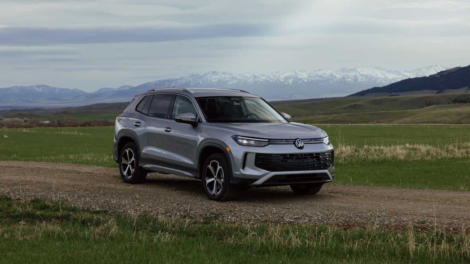 2025 Volkswagen Tiguan Front Three-Quarter