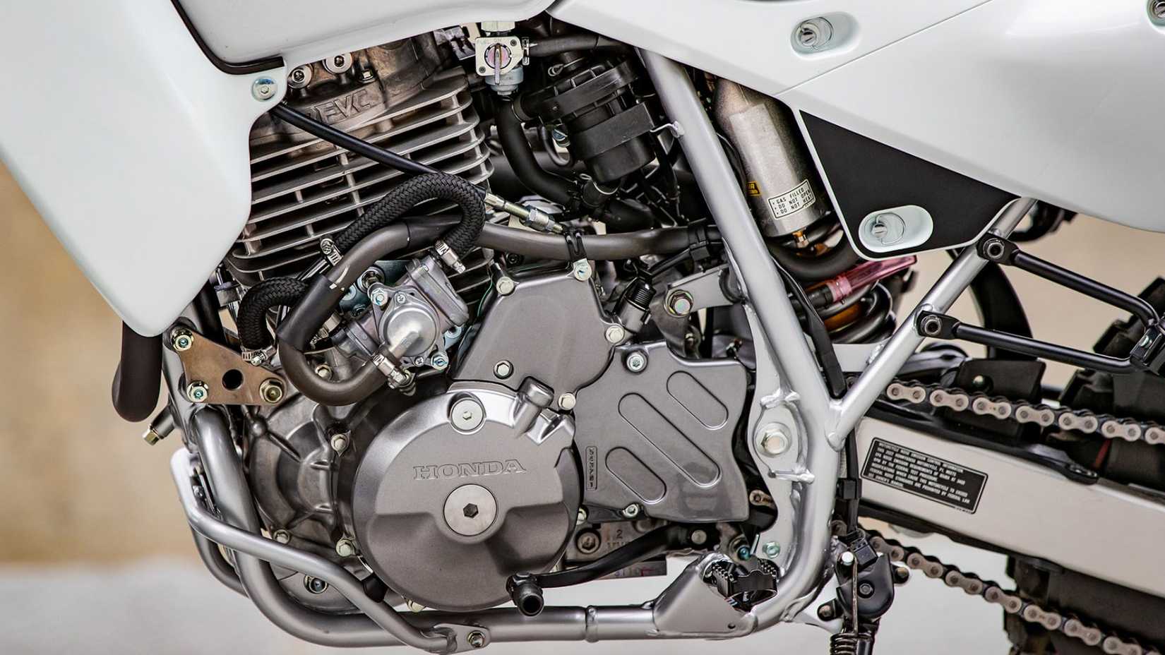 Close do motor Honda XR650L 2025