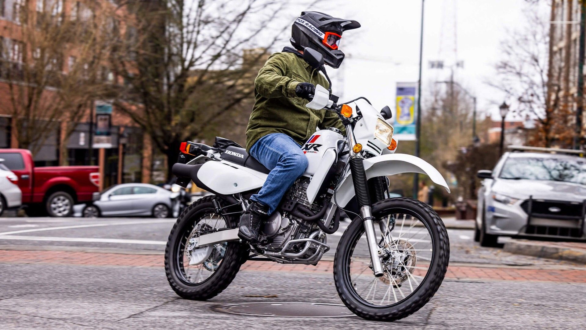 2025 Honda XR650L nas curvas da estrada da cidade